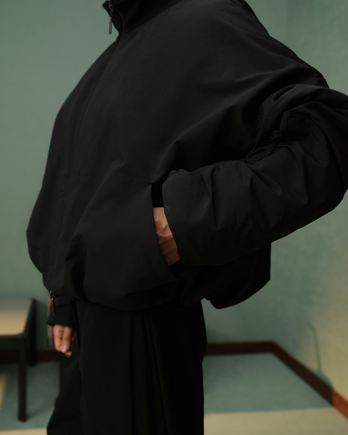 Куртка-бомбер з драпіюванням на рукавах