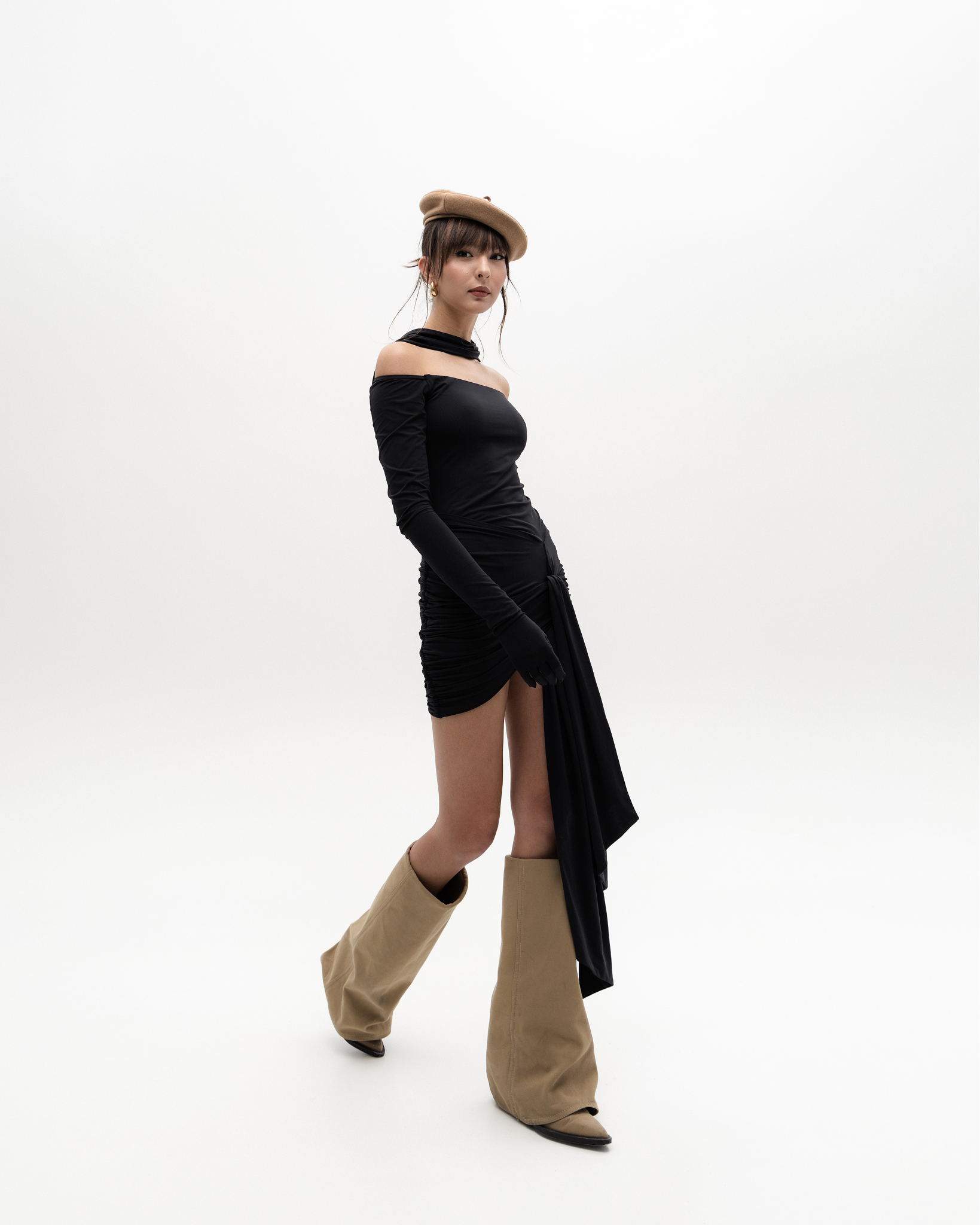 Міні сукня зі шлейфом