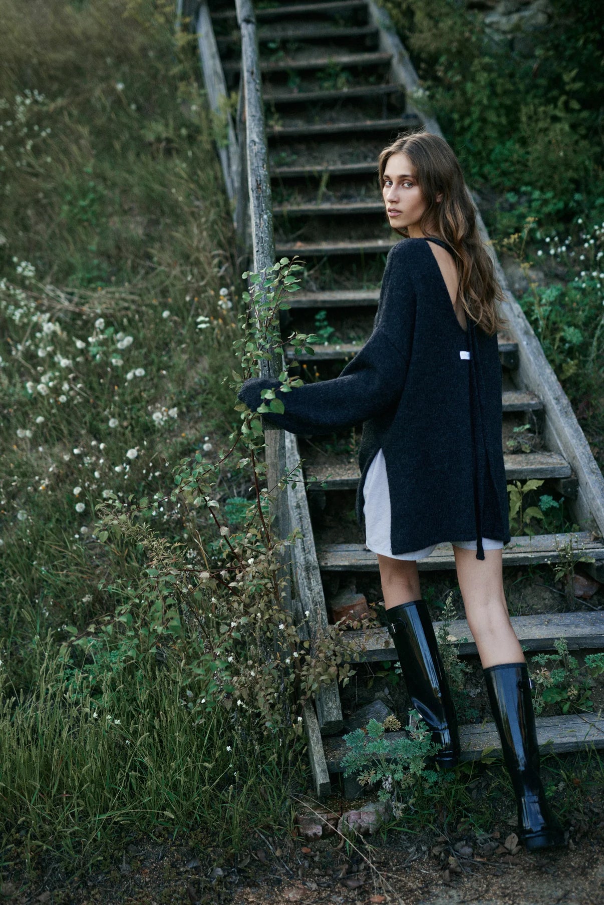 Светр з відкритою спиною